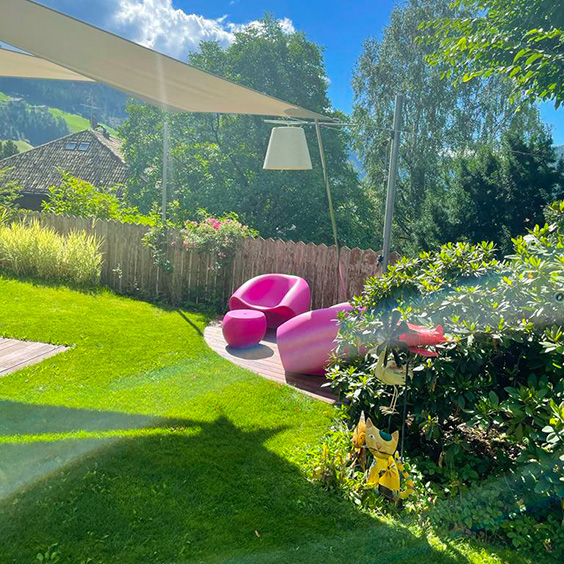 Giardino con sedie rosa