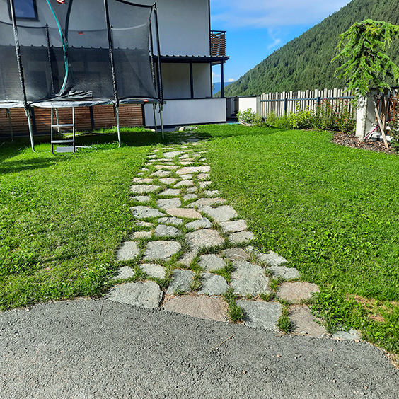 Sentiero in pietra naturale fino alla casa