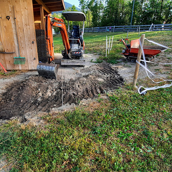 Un escavatore che spiana il terreno