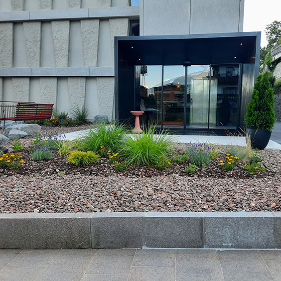 Piantumazione di fiori davanti all'ingresso